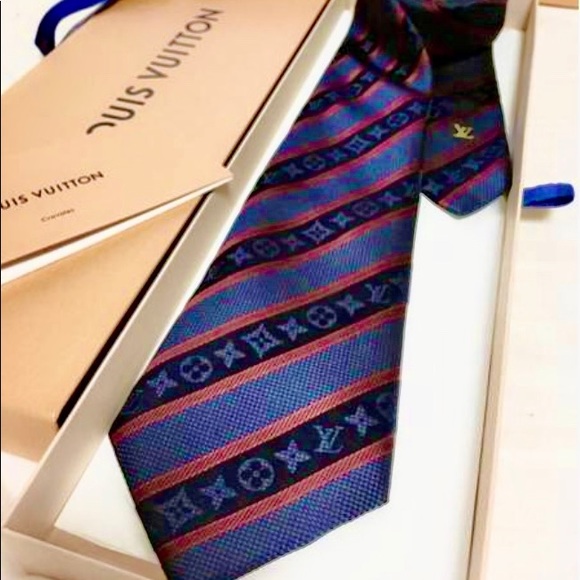 🎁LV HOLIDAY 25’🎁🆕💯✨🔥RARE LOUIS VUITTON NAVY RED LARGE MONOGRAM STRIPE TIE🔥 - Picture 1 of 15